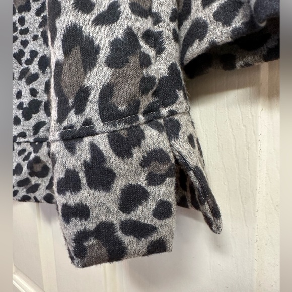 Ellen Tracy Cozy V-Neck Tunic with Pockets Super Soft Animal Print Size Medium - Picture 7 of 16
